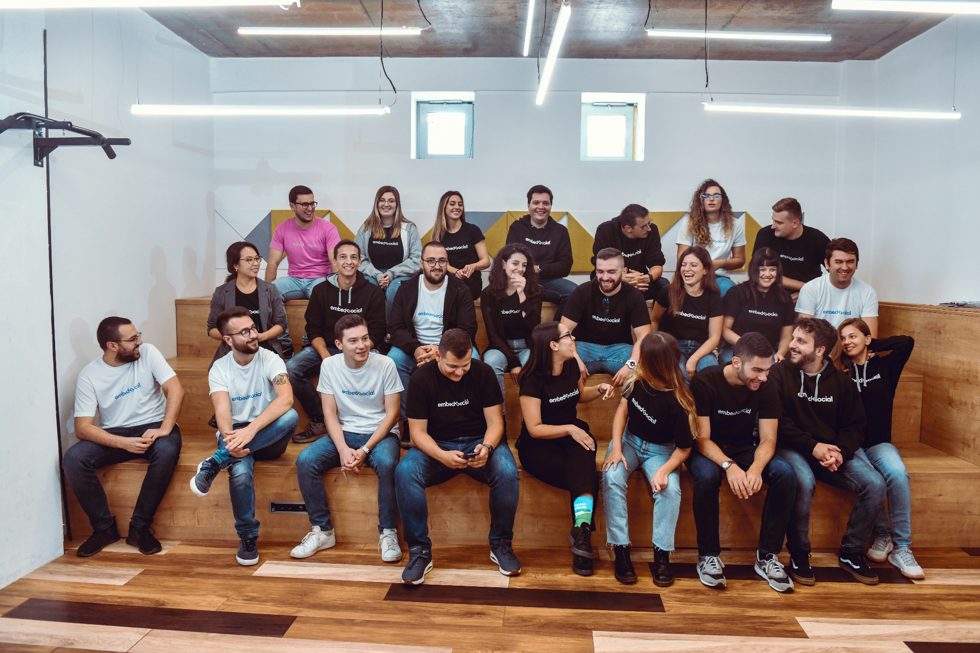 Equipo corporativo trabajando en performance organizacional